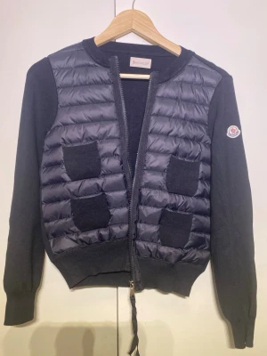 Moncler cardigan dam - 🧼 Skick: Inga skador, helt ny, använd 1 gång  📏 Storlek: 1 alltså S, sitter perfekt  🚭 Rök-fritt hem och djur-fritt  📦 Fraktas samma dag eller dagen efter    💘 Perfekt för alla hjärtans dag 