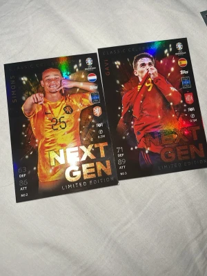 Match Attax Next Gen Limited Edition kort - Två Match Attax Next Gen Limited Edition samlarkort från UEFA Euro 2024. Ena kortet är från Nederländerna och det andra från Spanien. Färgglada och glansiga kort med fotbollsmotiv, perfekt för samlare eller fans av fotboll.