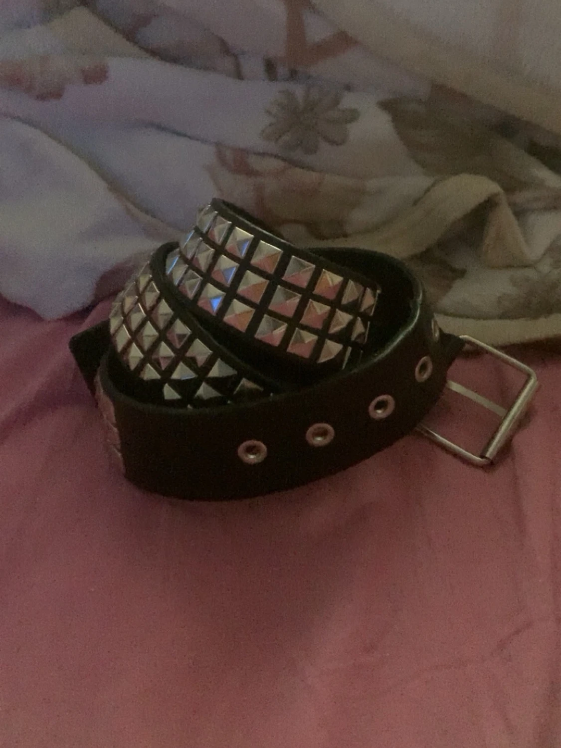 Svart nitar bälte med silverdetaljer