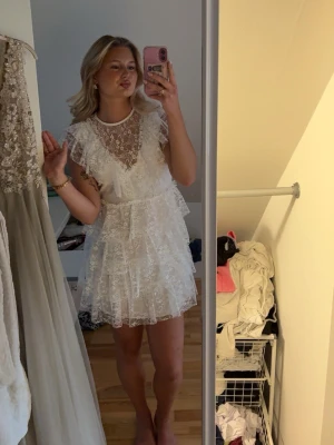 Vit studentklänning från Bubbleroom🫶🏻 - Säljer min studentklänning från förra året🫶🏻 den är i superfint skick och bara använd en gång! 