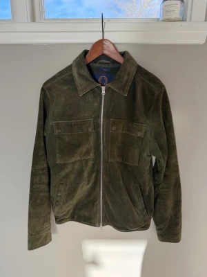 Human Scales S - HUMAN SCALES SUEDE RICK Extremt snygg mörkgrön färg Fint skick, Storlek S Nypris runt 3500kr Fraktar inom 24h Hör av dig om du har frågor✨