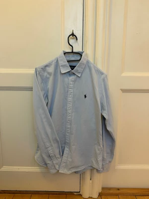 Ralph Lauren skjorta - Säljer nu denna Ralph Lauren skjorta i tidlös och populär design | skick 8,5/10 utan skador, defekter eller fläckar | passar personer i längderna 165-170