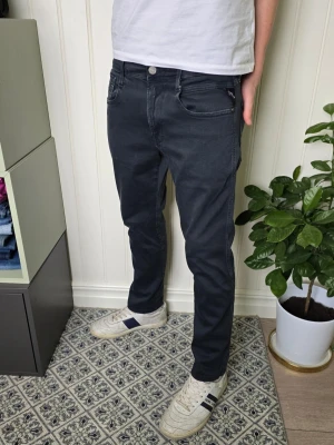 Replay jeans - Snygga Replay jeans i storlek 32/32. Är den populära modellen Anbass och är gjorda i Hyperflex vilket gör dem stretchiga. Skriv om du undrar något! 