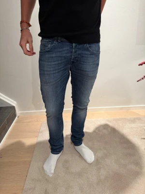 Blå slim fit jeans med stretch - Säljer ett par riktigt schyssta dondup jeans modellen george. Dom sitter skönt som fan och är i storlek 31 dom är perfekta för sommaren! Skriv vid funderingar.
