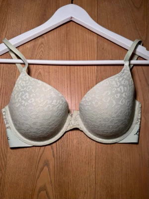 Victorias Secret bh - Jättesöt ljusblå victorias secret/PINK bh Aldrig använd, endast provad! Lappen är halvt bortklippt, men den är i storlek 32D/70D Skriv privat för fler bilder/frågor 🫶🏽