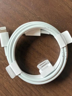  USB-C Laddare till iphone+väggladdare - USB-C laddare+väggladdare. Mitt pris 350 och den är köpt från elgiganten. orginalpris 540 på elgiganten. Fick den som present men den funka inte till min mobil. Välj billigare med samma kvalite☺️
