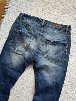 DONDUP JEANS - Ett par extremt feta jeans från DonDup! Storlek 33 - modellen är okänd men sitter slim! Hör av dig vid frågor.