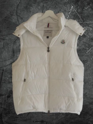  Moncler väst - Helt ny Moncler vest utan skador eller missfärgningar. Vit/cream färg är den i. Skriv vid frågor. Vid köpa av mer än en produkt = rabbat 📉✅💸