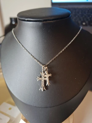 Silverfärgat halsband med korshänge - Fler fina accessoarer finns på min profil 💍  More exquisite accessories on my profile listings.