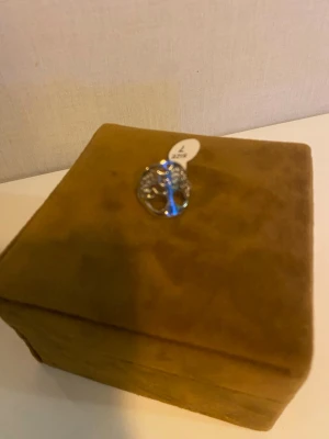 livets träd ring - Snygg silverfärgad ring med motiv av livets träd. Ringen har gnistrande små stenar infattade i grenarna som ger extra bling. Perfekt för dig som gillar naturinspirerade smycken och vill ha något unikt på fingret.