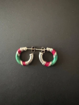 Hoop-örhängen i äkta silver  - Örhängen i silver med röd och grön emalj. Gucciinspirerade. Diameter 2 cm. 