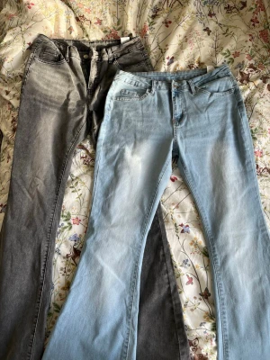 2st flared bootcut jeans med stretch  - Se sista bilden för mått och beskrivning! De är MID RISE 🌸Köpt för 350kr.