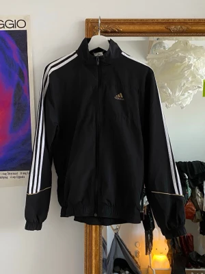 Vintage y2k adidas jacka  - Storlek S, passar många andra storlekar också beroende på önskas passform. Loggan är lite sliten, annars mycket bra skick 🤍