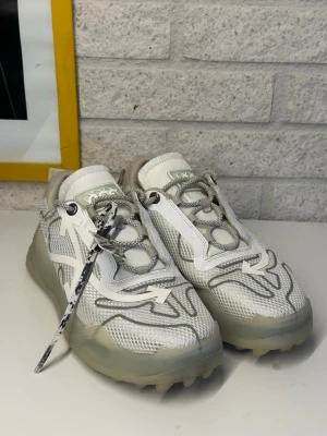 Off-White Odsy-1000 - Säljer ett par Off-White Odsy-1000 sneakers i vitt. En ikonisk modell med chunky siluett, tekniska detaljer och den klassiska Off-White-estetiken. Perfekt om du vill sticka ut men ändå hålla det stilrent.   Skorna är i bra skick och sparsamt använda. Alltid väl omhändertagna. Hittar inte lådan så skorna kommer utan dom.   Pris går att diskuteras!