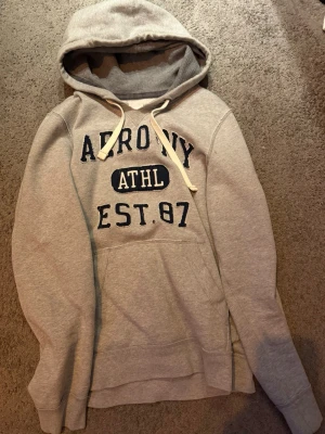 Aeropostale hoodie - Riktigt snygg Aeropostale | pris~ 499kr | skick 9/10 | stl~L | inga defekter. Vid intresse eller frågor är det bara att höra av sig. Priset är ej hugget i sten! Väldigt sällsynt.