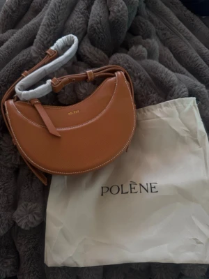 Polène väska - Snygg handväska från Polène i halvmåneformad design. Kvitto finns!