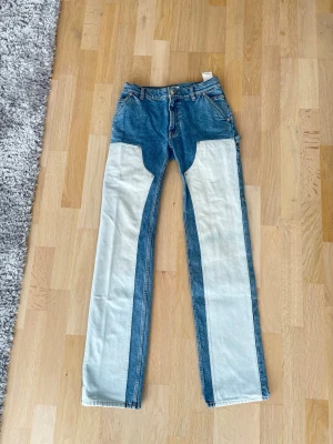 Tvåfärgade raka jeans Filippa K - Supersnygga jeans från Filippa K! Storlek 32. Bra skick förutom fläck som finns på bild☺️