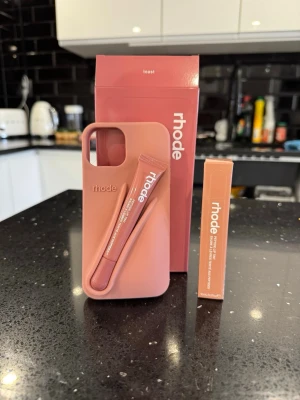 Rhode skal och lipptint - Passar iphone 13/14/15. Lipptinten är helt ny
