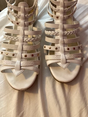 Vita skor  - Säljer ett par fina vita skor. Dem är lite sletna till där framme. Skorna kommer från din sko. Dem är i storleken 37. Jag har använt dem några få gånger. 👟 