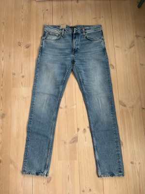 Helt nya Lean Dean i storlek 34/34 från Nudie Jeans - Riktigt snygga nudie Jeans i modellen Lean Dean som är helt oanvända. Modell: Lean Dean || Skick: 10/10 || Sorlek: W34/L34 ||Passform: Rak/avslappnat || Nypris: 1600       Frågor och funderingar? Hör gärna av dig!
