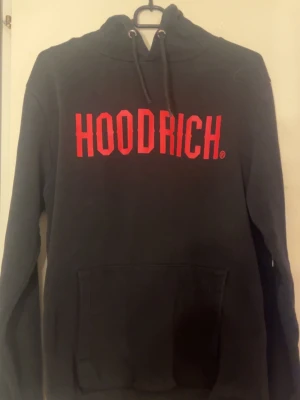 Svart Hoodrich hoodie - INTRESSEKOLL på min svarta Hoodrich hoodie med röd text🩷