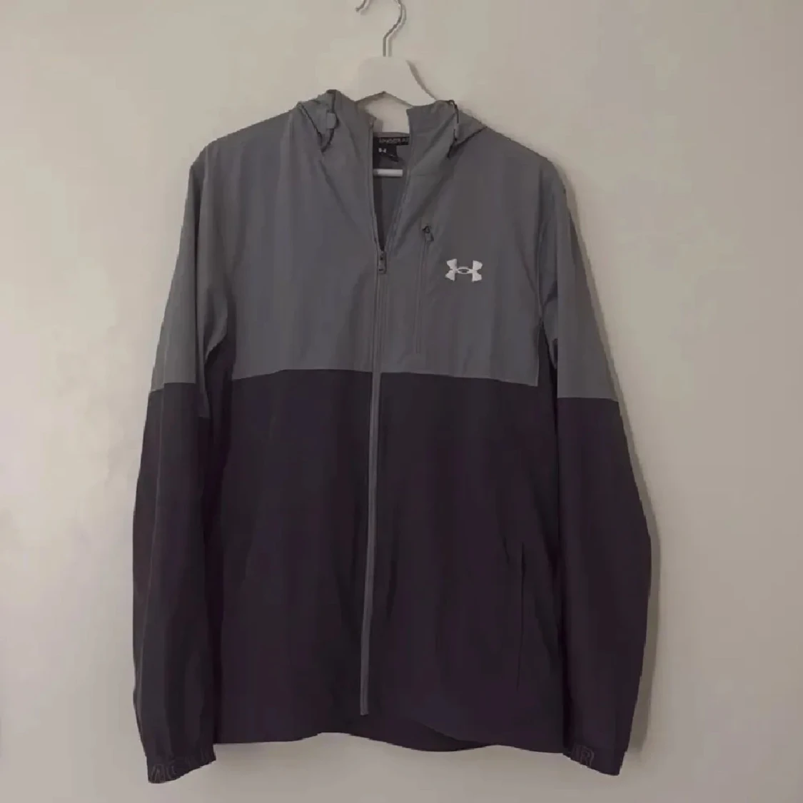 Grå vindjacka från Under Armour - 1