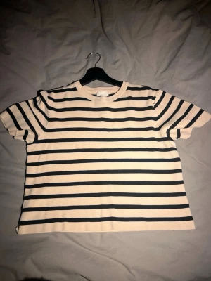 Randig tröja - En enkel randig tröja från HM. Det är en ny stickad T-shirt som är perfekt till ett par snygga byxor!! De är nya och är har inga skador.🫰🏽