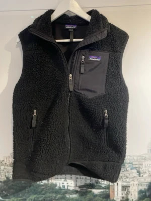 Patagonia väst  - Tjenare säljer nu min patagonia väst då den e lite liten till mig! Den är i bra skick, mitt pris 649!! Hör av er vid frågor. Mvh