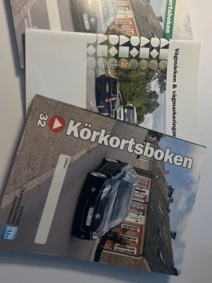 Körkortsboken + Vägmärken & Studiehäfte - Säljer ett paket med Körkortsboken, Vägmärken & vägmarkeringar samt Studiehäftet. Perfekt för dig som pluggar till körkortet. 