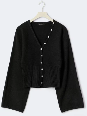 Stickad kofta - Svart stickad kofta från ginatricot med V-ringning och silvriga knappar längs hela framsidan. Koftan har vida ärmar och ribbad midja