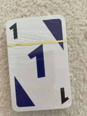 Skip-Bo kortlek från Mattel - Skip-Bo kortlek från Mattel, perfekt för spelkvällar med vänner eller familj. Korten har färgglad design i blått, rött och vitt och är förpackade med gummiband. Roligt och klassiskt kortspel för alla åldrar.