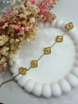 18k guldpläterat klöverarmband  - Ett fint och enkelt armband i rostfritt stål med 18K guldplätering. Den tidlösa designen gör att det enkelt matchas med alla outfits.