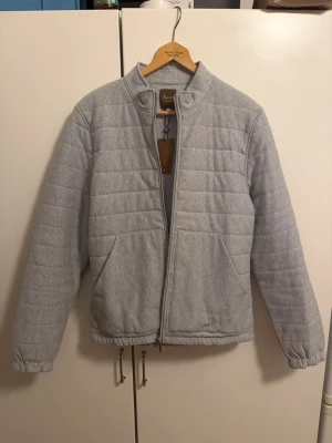 Helt ny Stenströms jacka - Sprillans ny Stenströms jacka i bomull, perfekt för vår/höst. Säljes då den är aningen för liten. Etikett sitter kvar. Nypris: -:3699