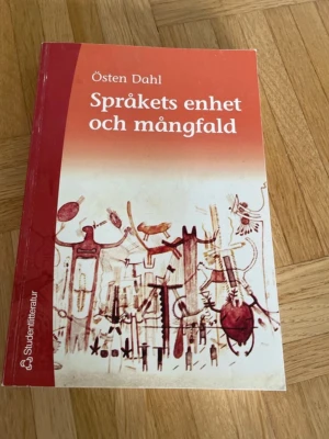 Språkets enhet och mångfald bok - Kursbok 'Språkets enhet och mångfald' av Östen Dahl. Boken har ett rött och vitt omslag med illustrationer och är tryckt i mjukpärm. Passar för studier inom språkvetenskap och lingvistik på universitet och högskola.