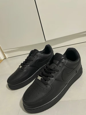 Nike Air Force 1 helsvarta sneakers - Säljer ett par helsvarta Nike Air Force 1 helt nya storlek på dem 43