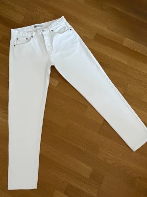 Vita jeans  - Säljer dessa vita jeansen från Zara. De har inga defekter förutom en pytteliten fläck som e inringad men man ser den inte. Storlek 40 