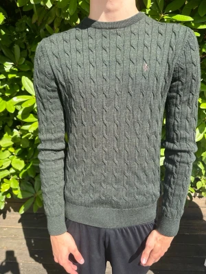 Morris tröja - Schysst kabelstickad merinowool tröja ifrån Morris. Tröjan är sparsamt använd och i mycket gott skick. Nypris ligger runt 1600 men jag säljer endast för 400kr. Jag på bilden är 178cm. Tveka inte på att höra av er🔥.