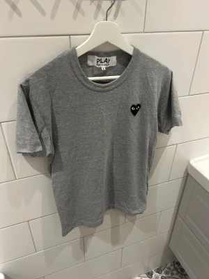 CDG T-shirt - Äkta CDG T-shirt MÄRKE: Comme des Garçons Storlek: S Passform: Normal Nypris: Cirka 1000 SEK Skick: Mycket bra Skickas alltid inom 24h