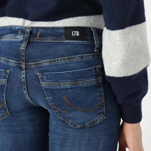 LTB lowwaist jeans - Lågmidjade LTB jeans i storlek 27/34, i modellen valerie, fint skick