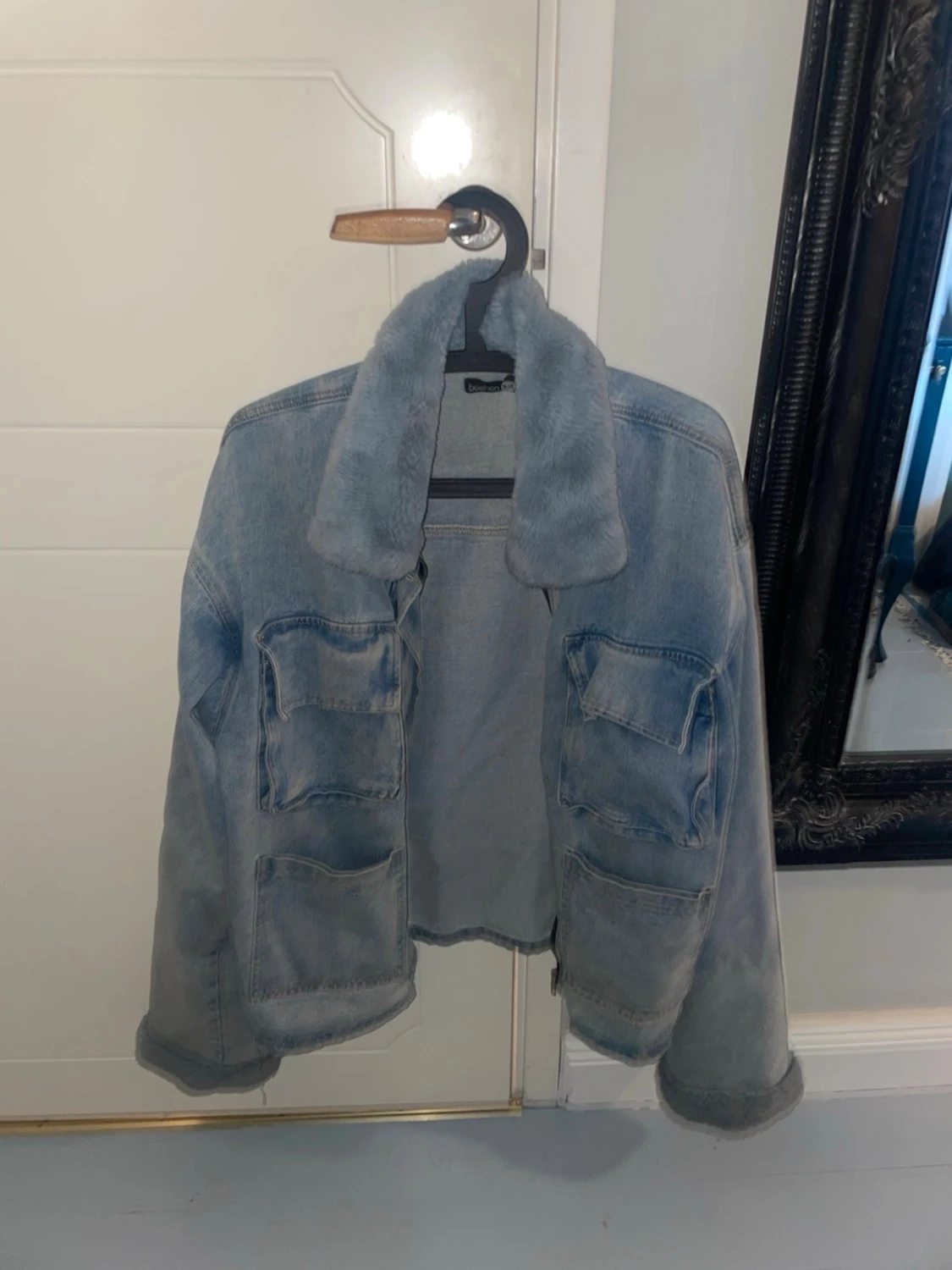 Ljusblå jeansjacka med fuskpäls - 1