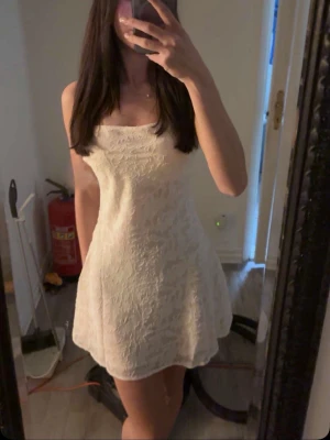 Vit/beige spetsklänning från BikBok - Skriv för fler bilder på klänningen💕