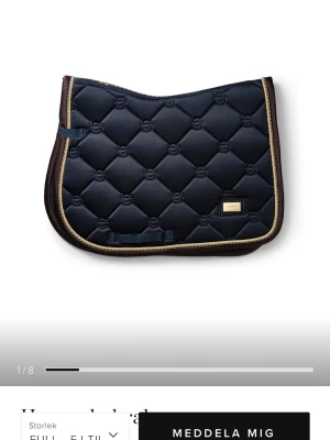 royal classic ES, hoppschabrak - Säljer ett royal classic hoppschabrak från ES. Ger en stilren look. Perfekt för både träning och tävling. Materialet är mjukt och slitstarkt, använd typ tre gånger.