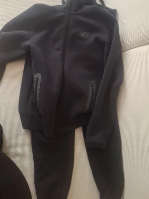 Svart nike dress - Säljer en svart nike dress helt ny köpt på nikes egna hemsida