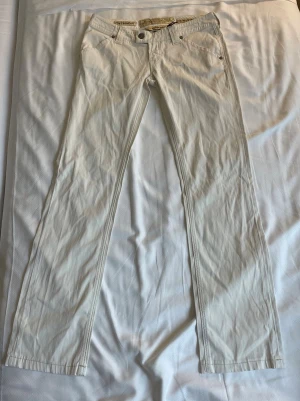 Jacob Cohën Jeans - Hej! Säljer ett par vita Jacob Cohën jeans. Jeansen har en rak passform och är i bra skick. Dem är i ett mjukare och tunnare material. De är i storlek 28, dam. Nypris c:a 4-5 tusen. Säljes för 600kr. Hör av er vid funderingar😊