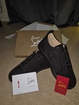 Svarta sneakers från Christian Louboutin - Snygga svarta sneakers från Christian Louboutin i mocka. Står 42 men sitter som 43