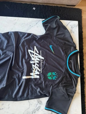 Svart Nike x Stüssy fotbollströja Brasil - Custom Svart Nike x Stussy fotbollströja i storleken M. Brasil