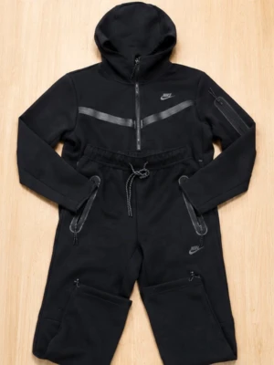 Svart Nike Tech Fleece tracksuit - Nike Tech Fleece och baggy byxor, nästan helt oanvända.