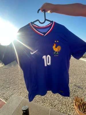 Blå Frankrike fotbollströja Nike - Hej säljer den här helt nya Mbappe tröja från Frankrike. Tröjan är i storlek L men sitter som en  stor M. Skriv vid funderingar