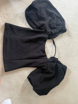 Topp från Bikbok  - Topp som är skitsnygh med volang ärmar och tajt midja 🥰🥰