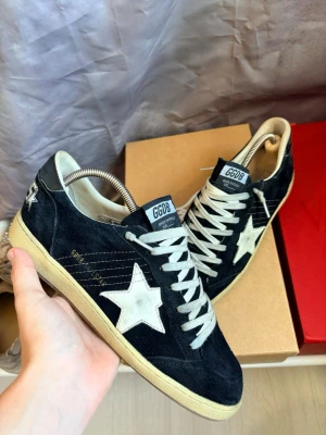 Golden Goose - Extremt feta goose i mocka material jätte fina och bra skick utom slitna på hälen som de flesta golden goose blir!🤩.                             • Storlek 43                                                              • OG inget 